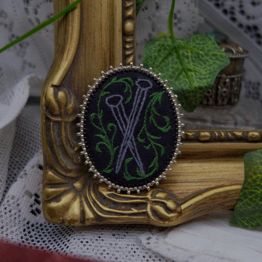 Broche clous et feuilles