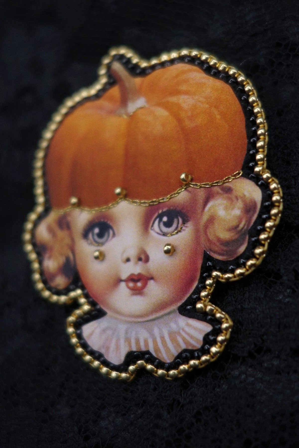 Broche tête de poupée citrouille