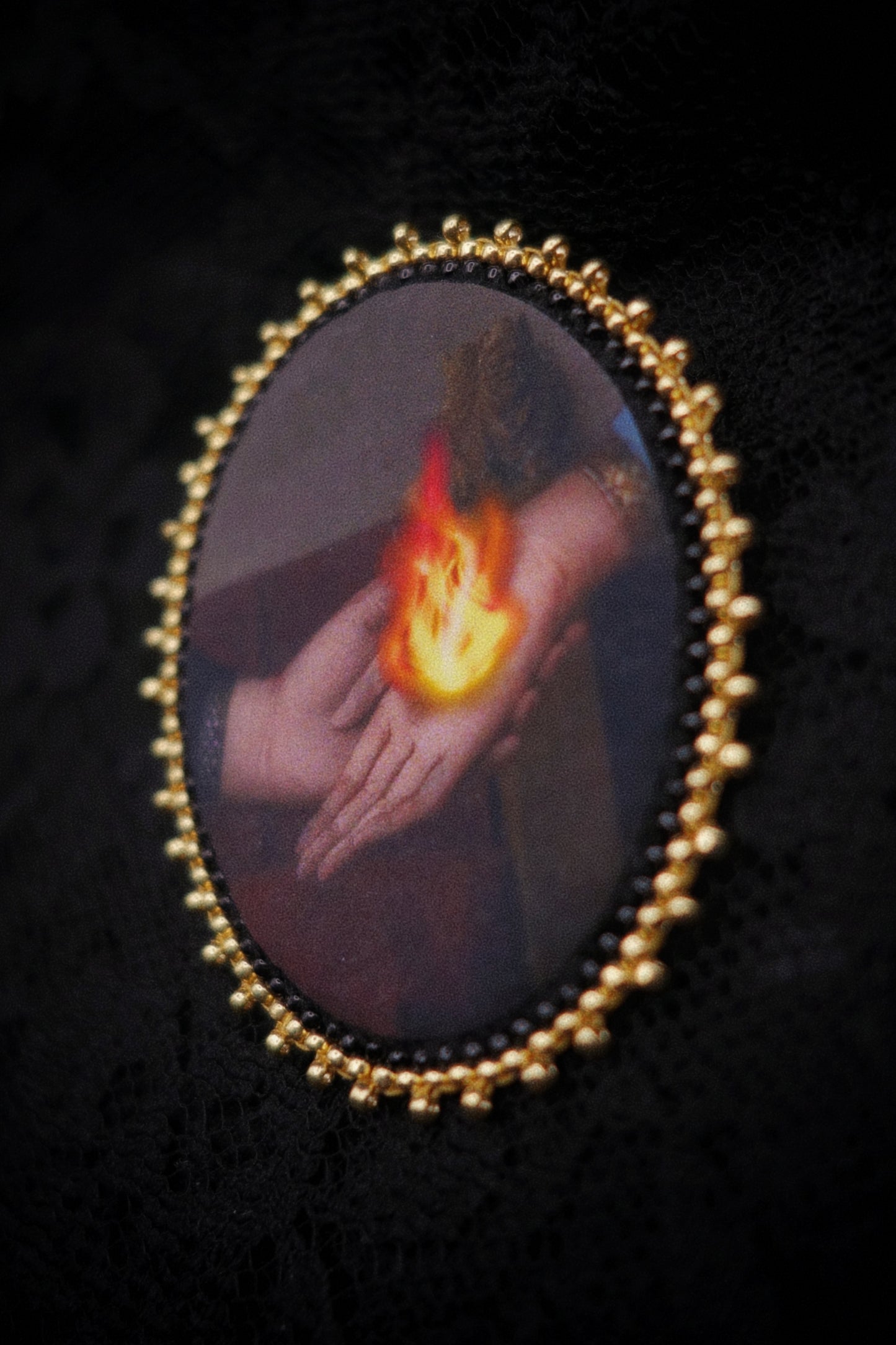 Broche mains et flamme