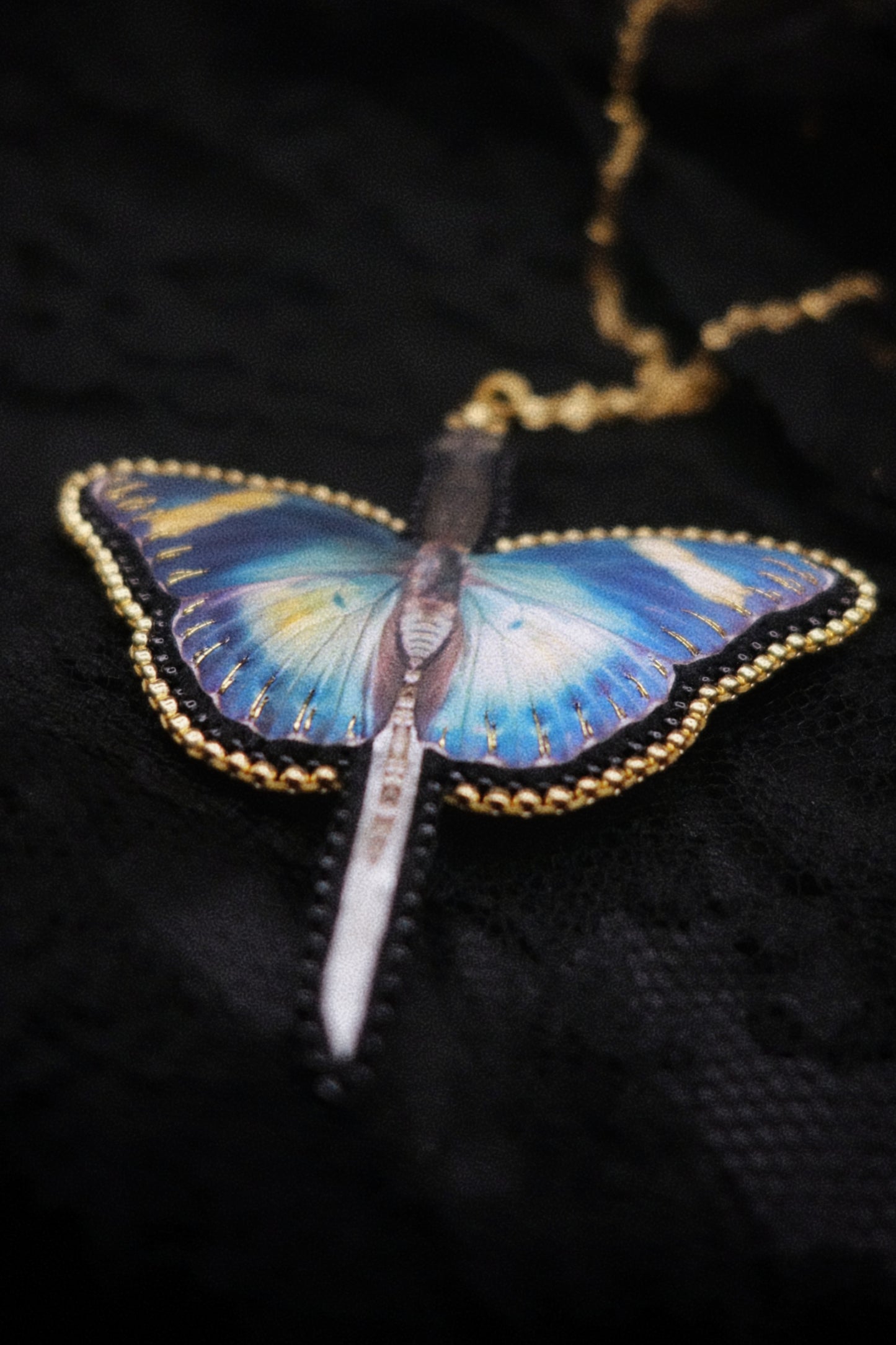 Collier papillon épée