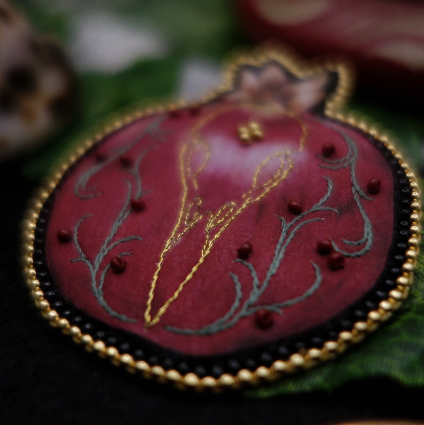 Broche grenade au crâne