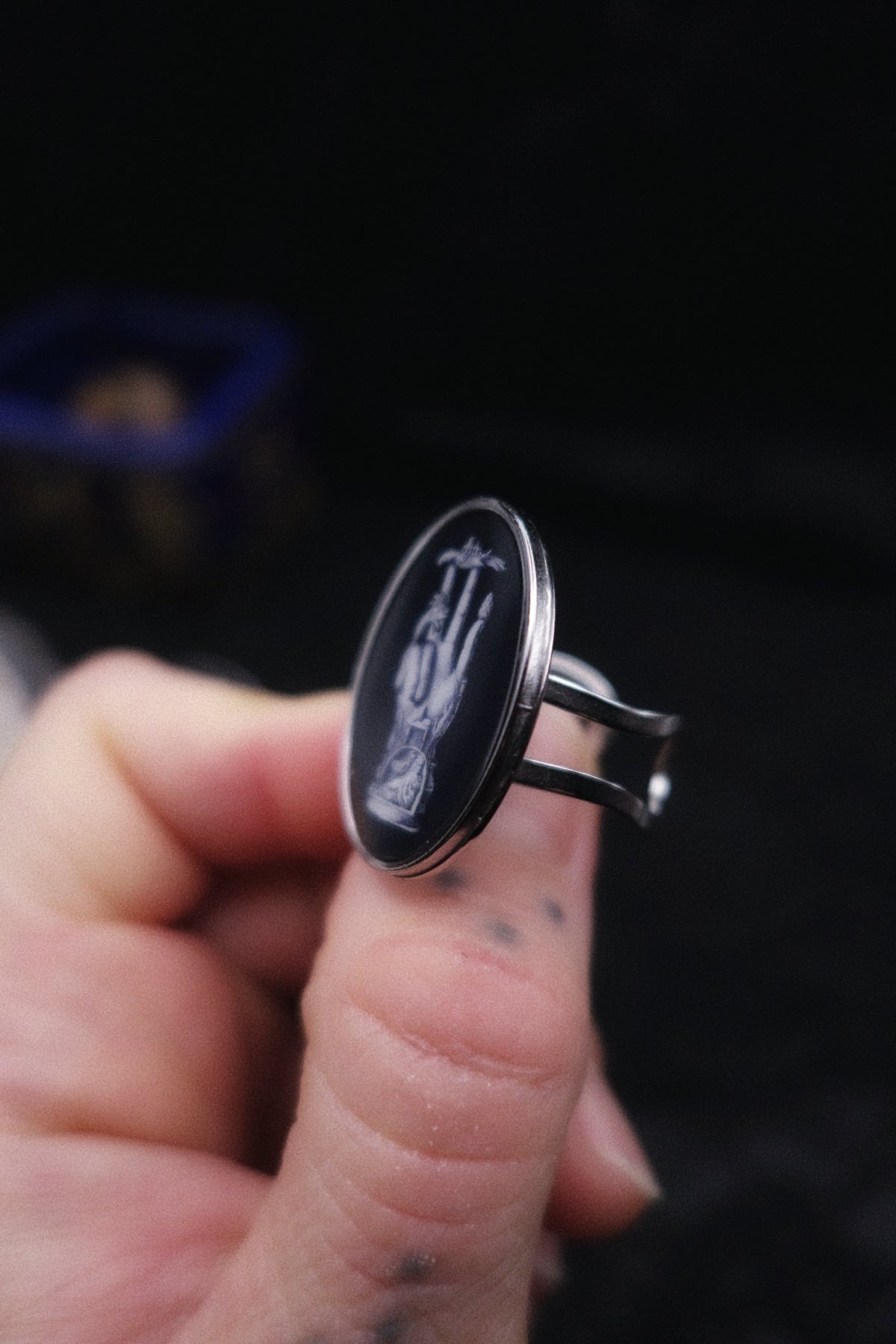 Bague main votive