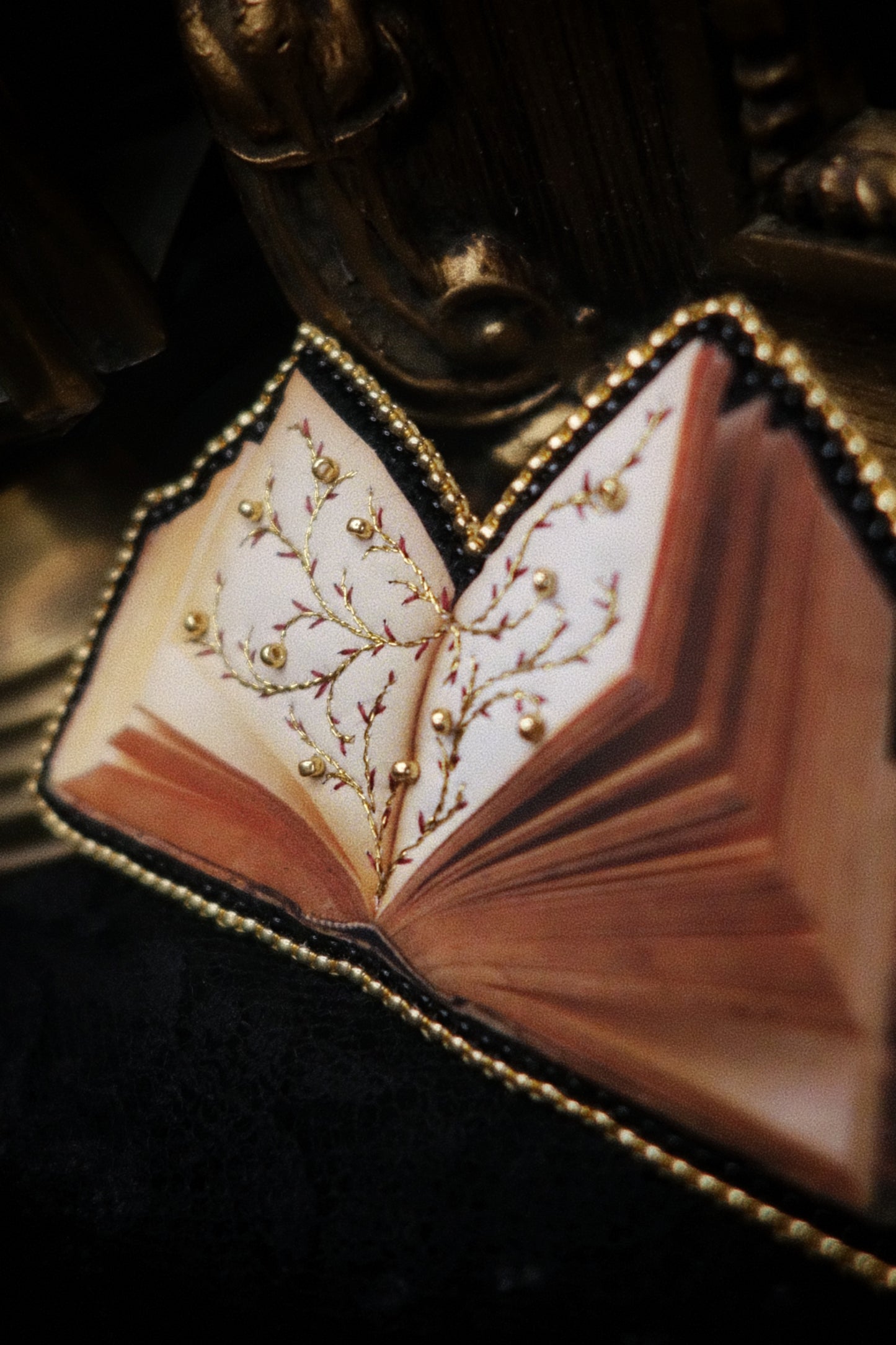 Broche livre