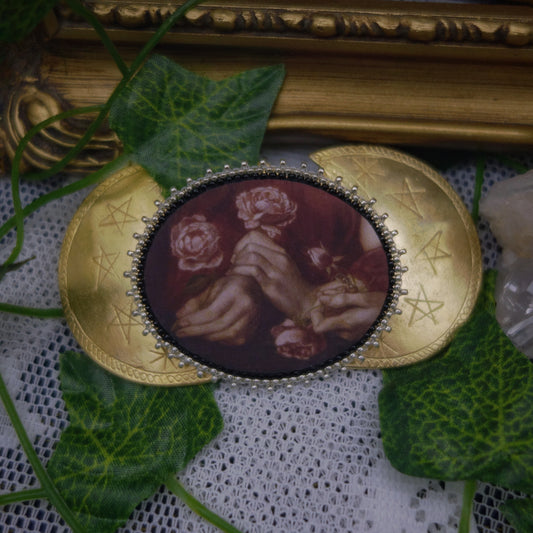Broche mains et fleurs