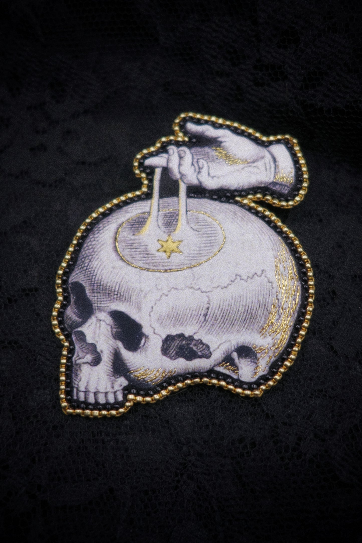 Broche memento mori