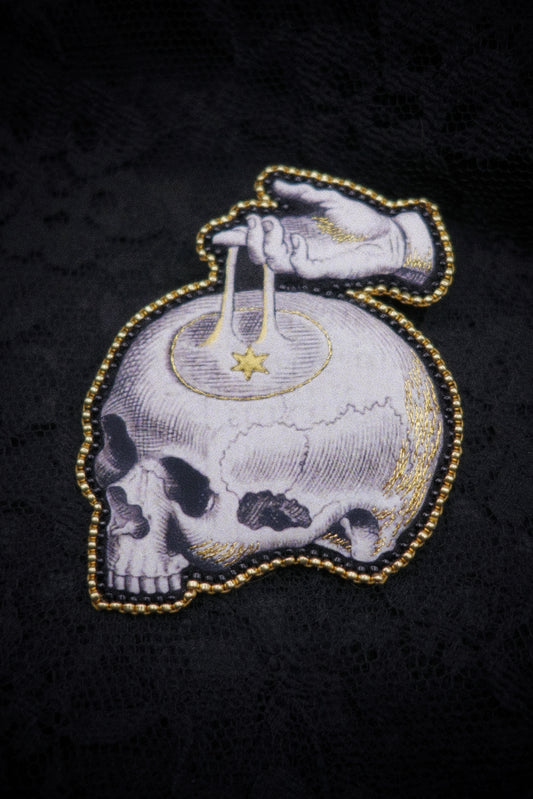 Broche memento mori