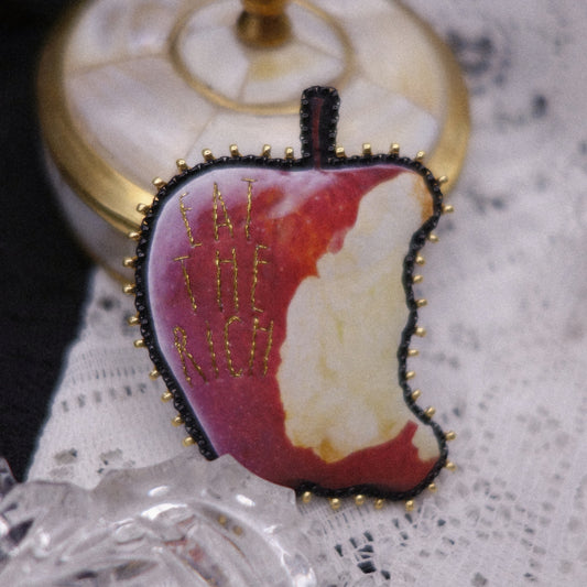 Broche pomme "eat the rich"