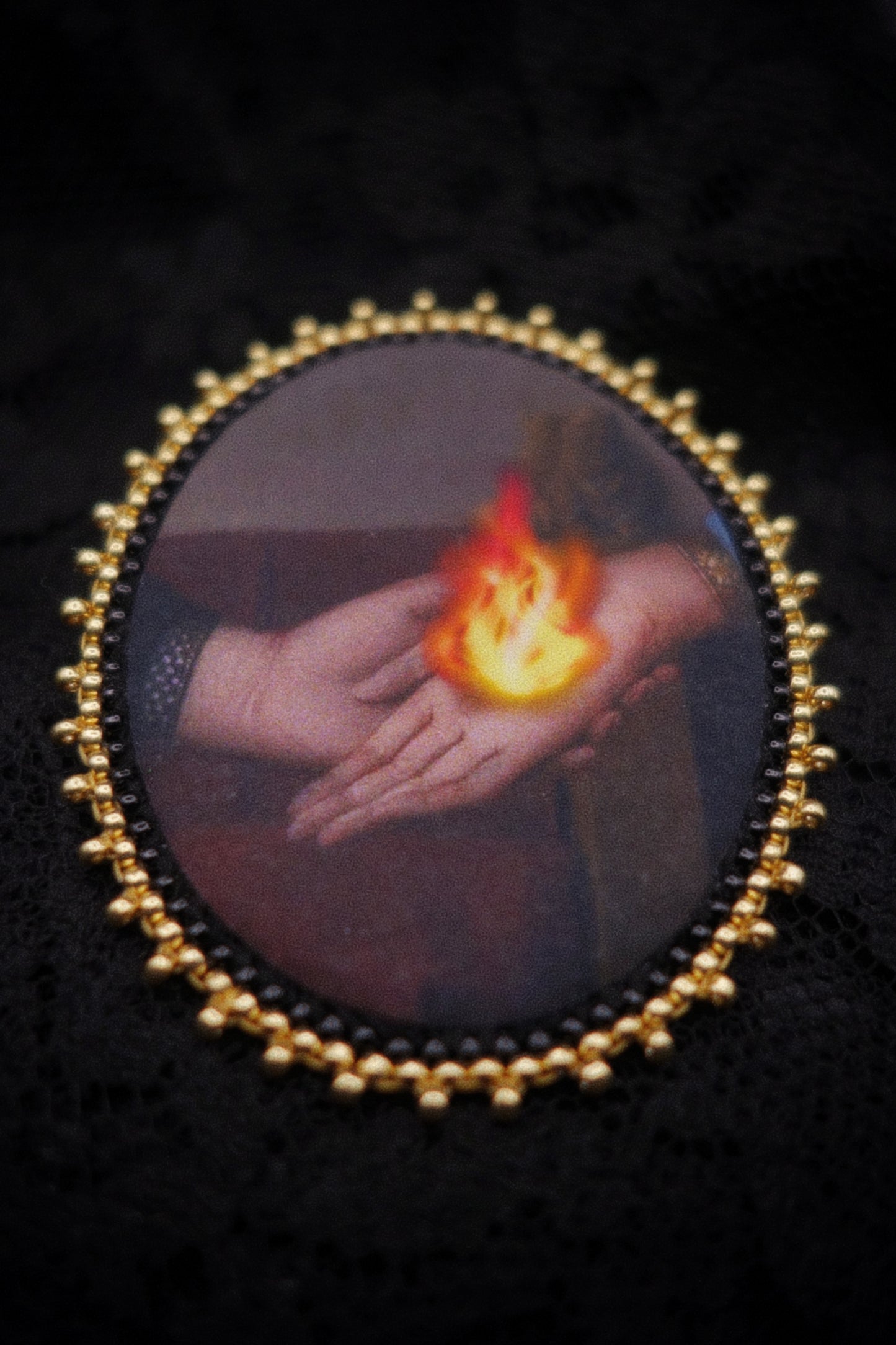 Broche mains et flamme