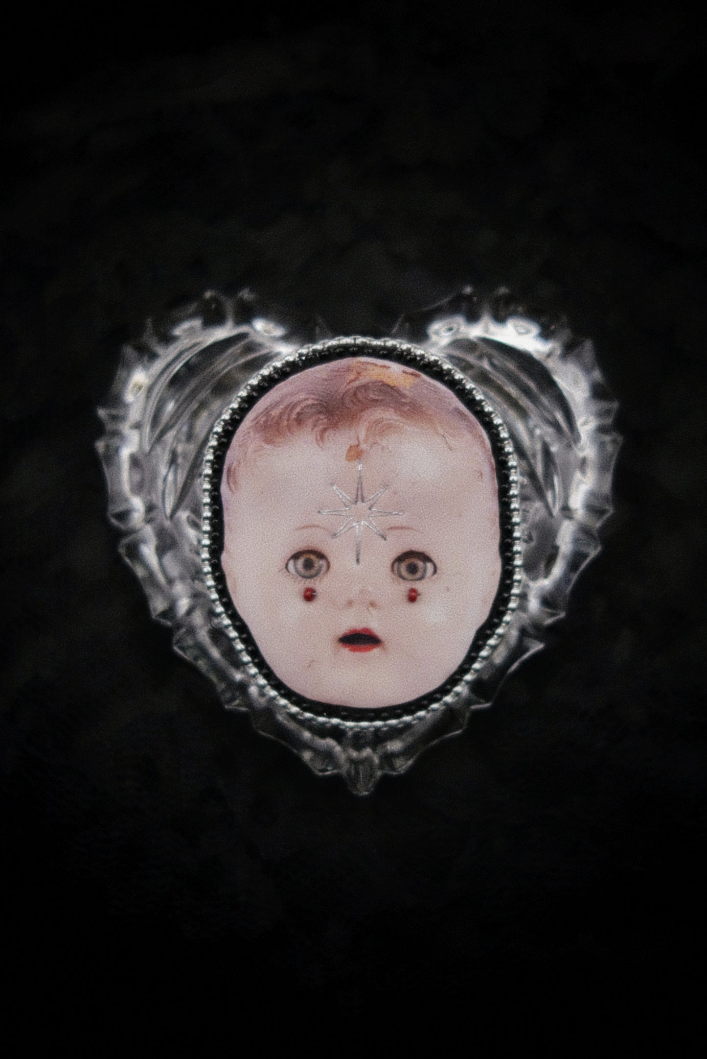 Broche tête de poupée