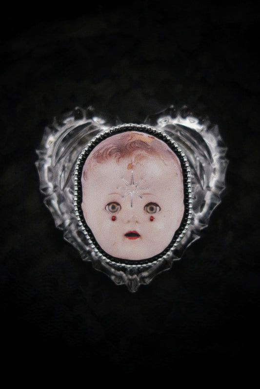 Broche tête de poupée