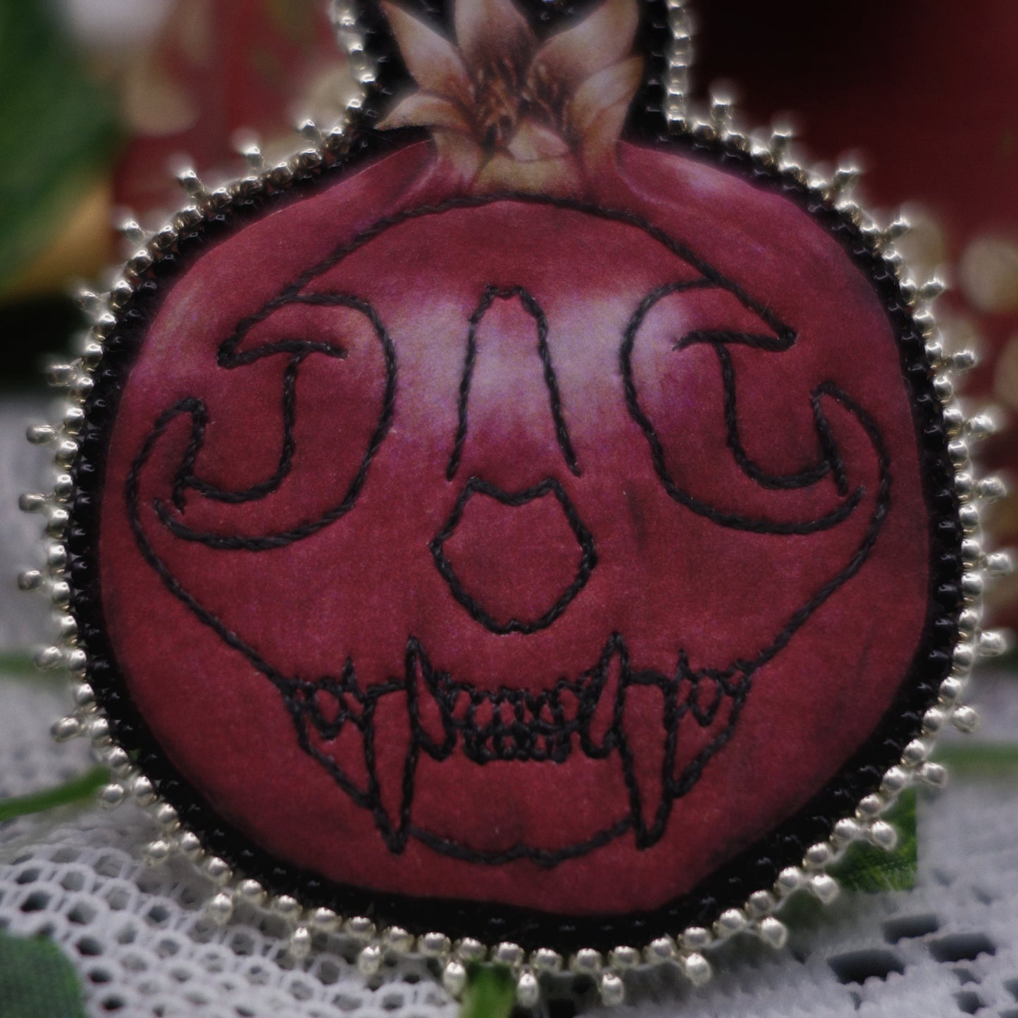 Broche grenade au crâne