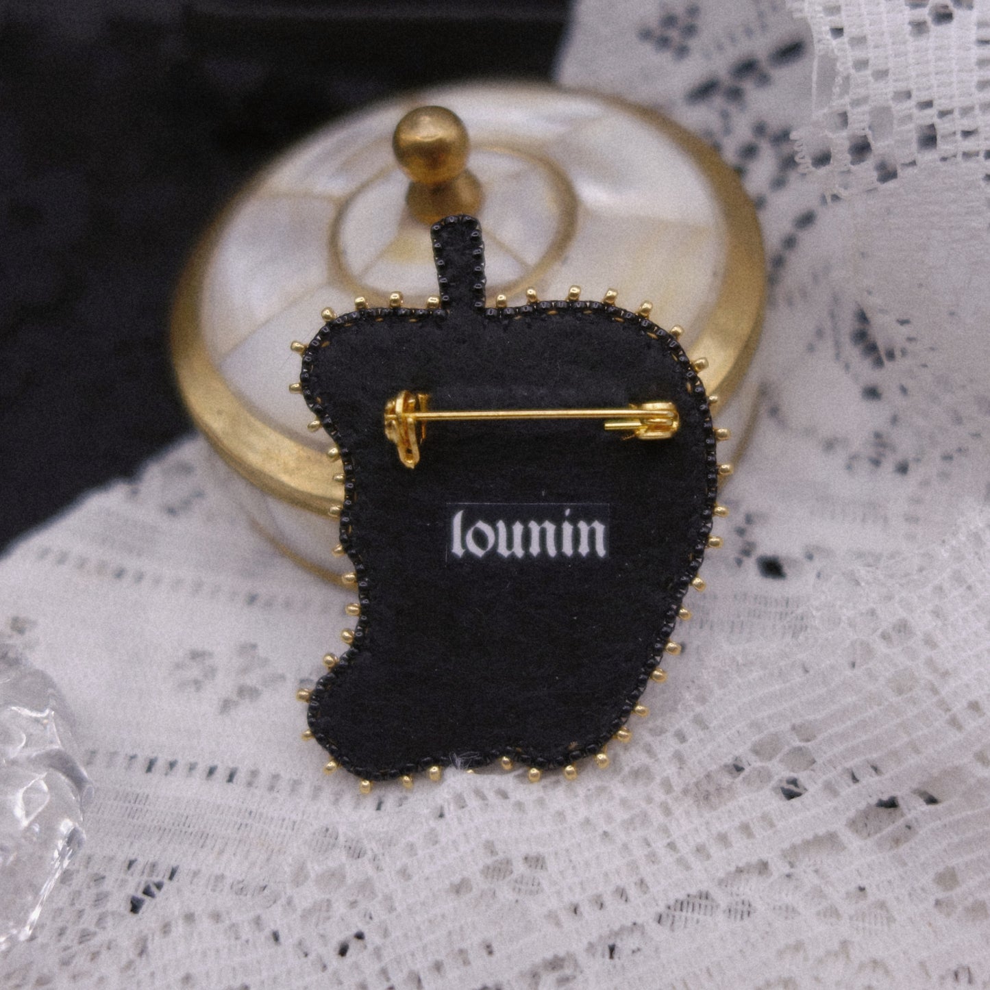 Broche pomme "eat the rich" -- vide atelier