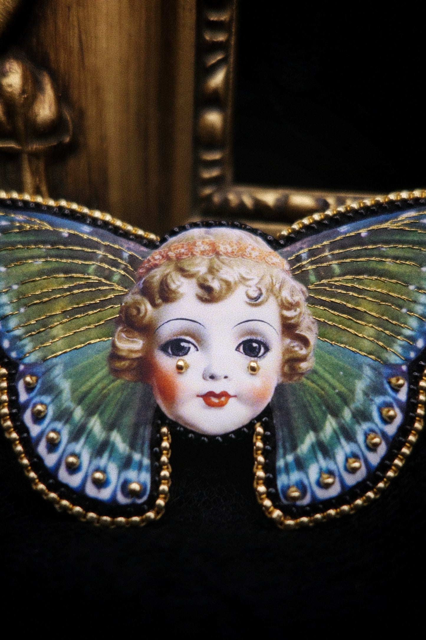 Broche poupée papillon