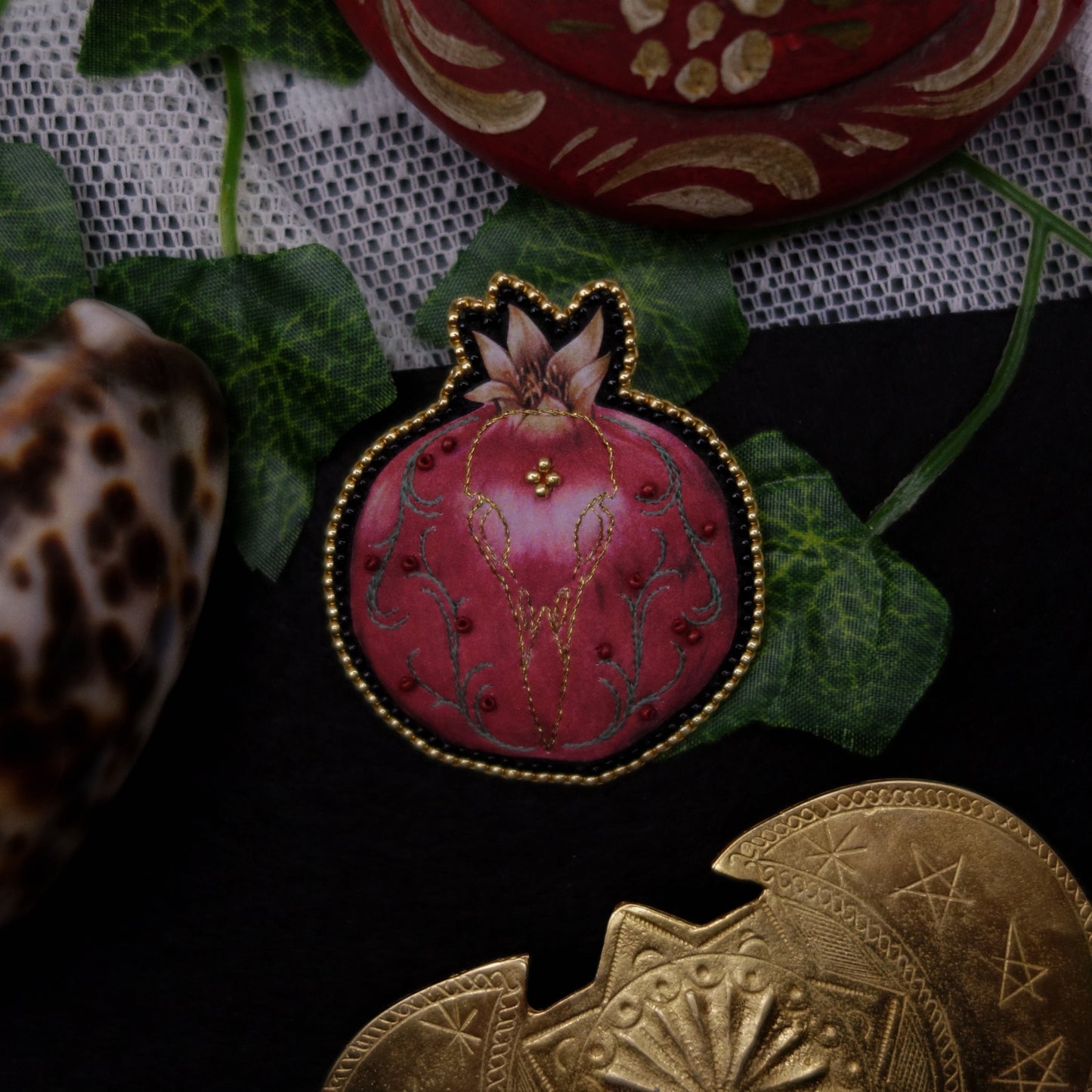 Broche grenade au crâne