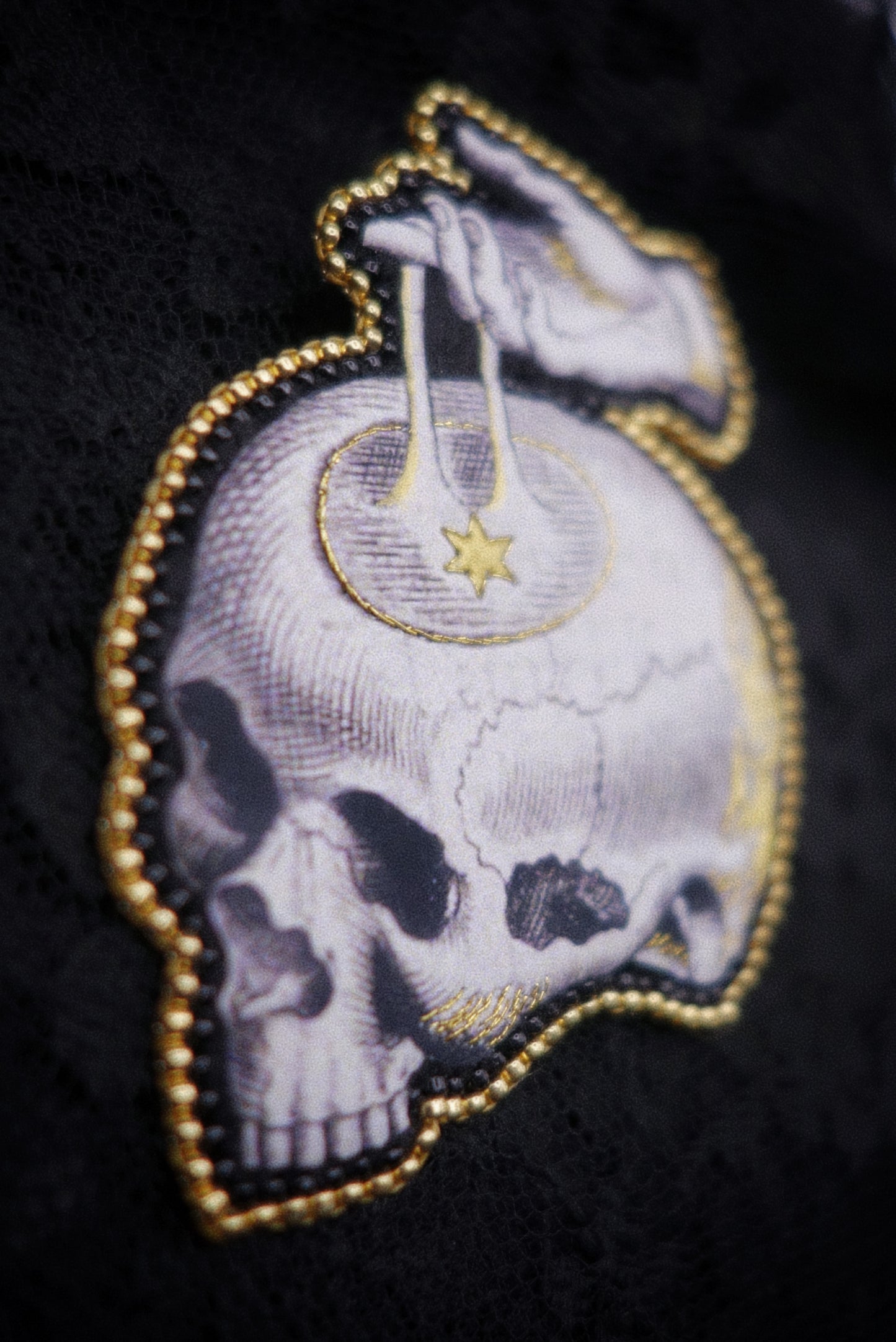 Broche memento mori