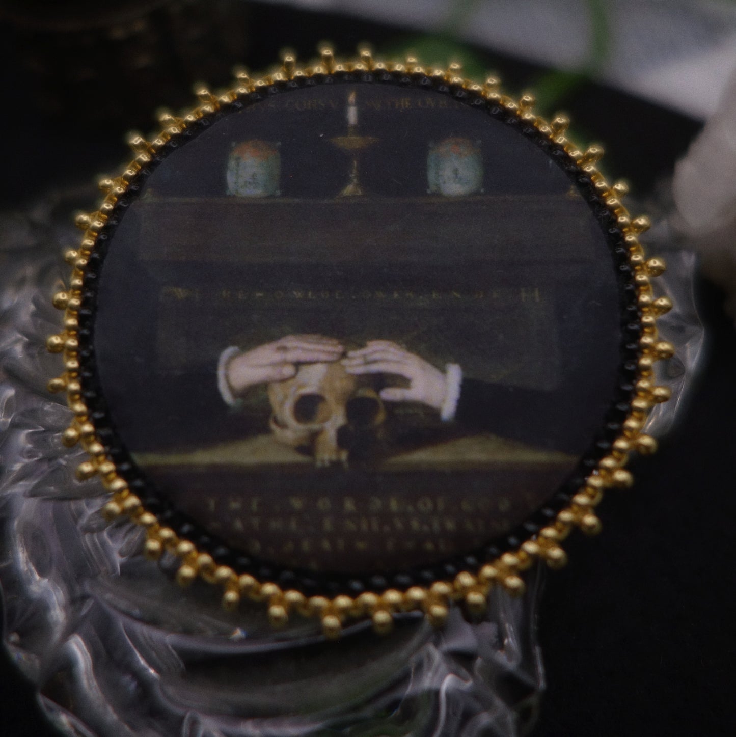 Broche crâne et mains -- vide atelier