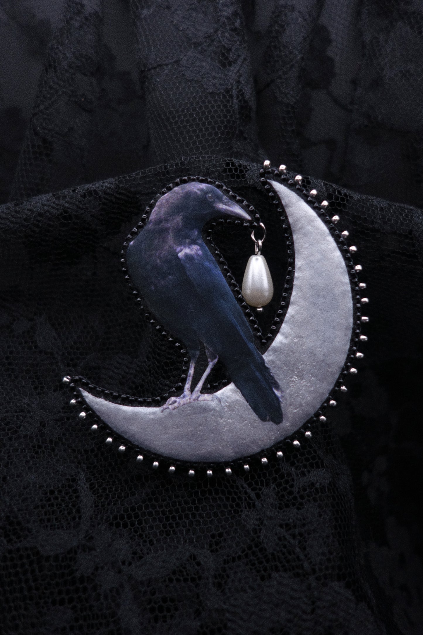 Broche corbeau sur la lune