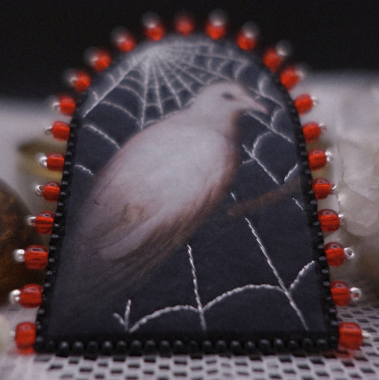 Broche colombe et toile d'araignée