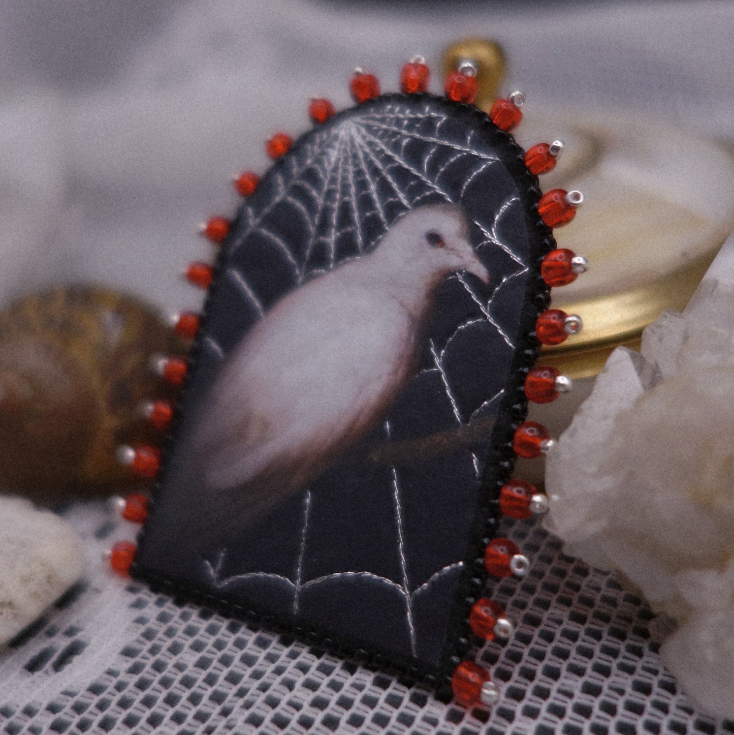 Broche colombe et toile d'araignée