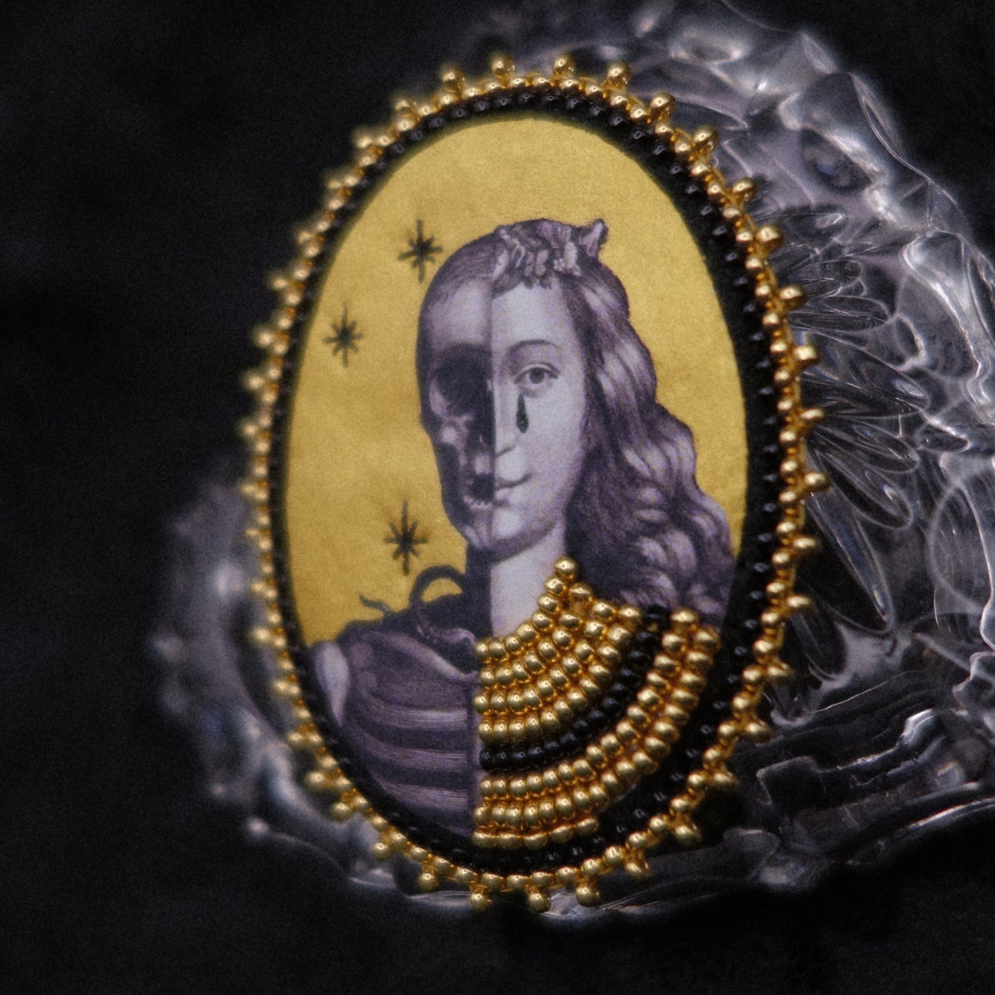Broche gravure