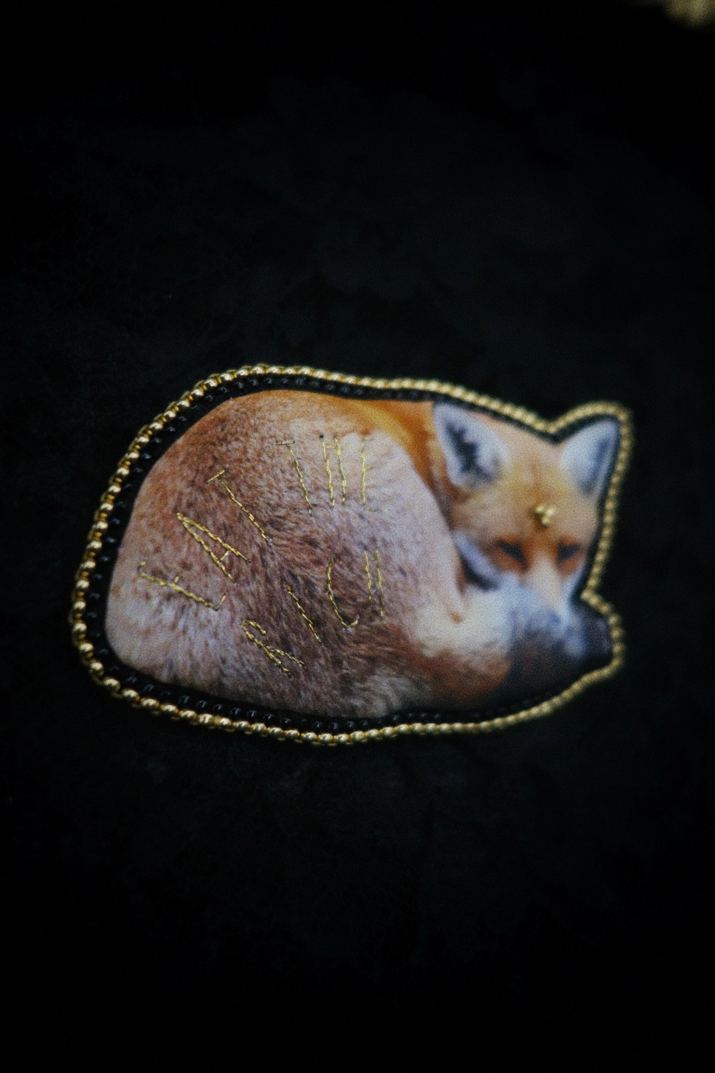 Broche renard "eat the rich"