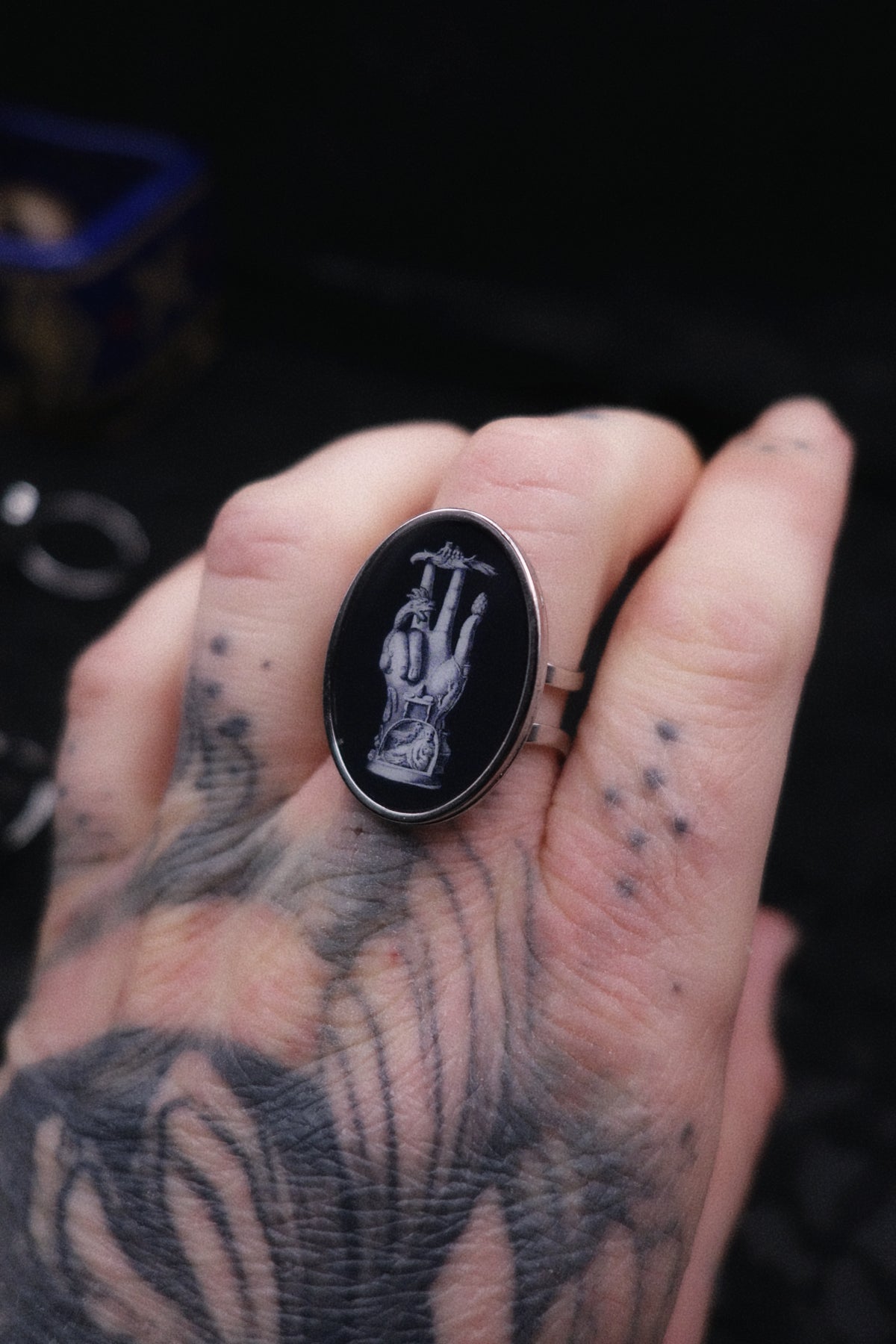 Bague main votive