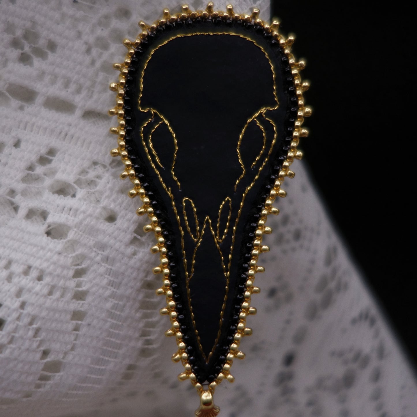 Broche crâne de corbeau