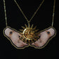 Collier soleil et mains