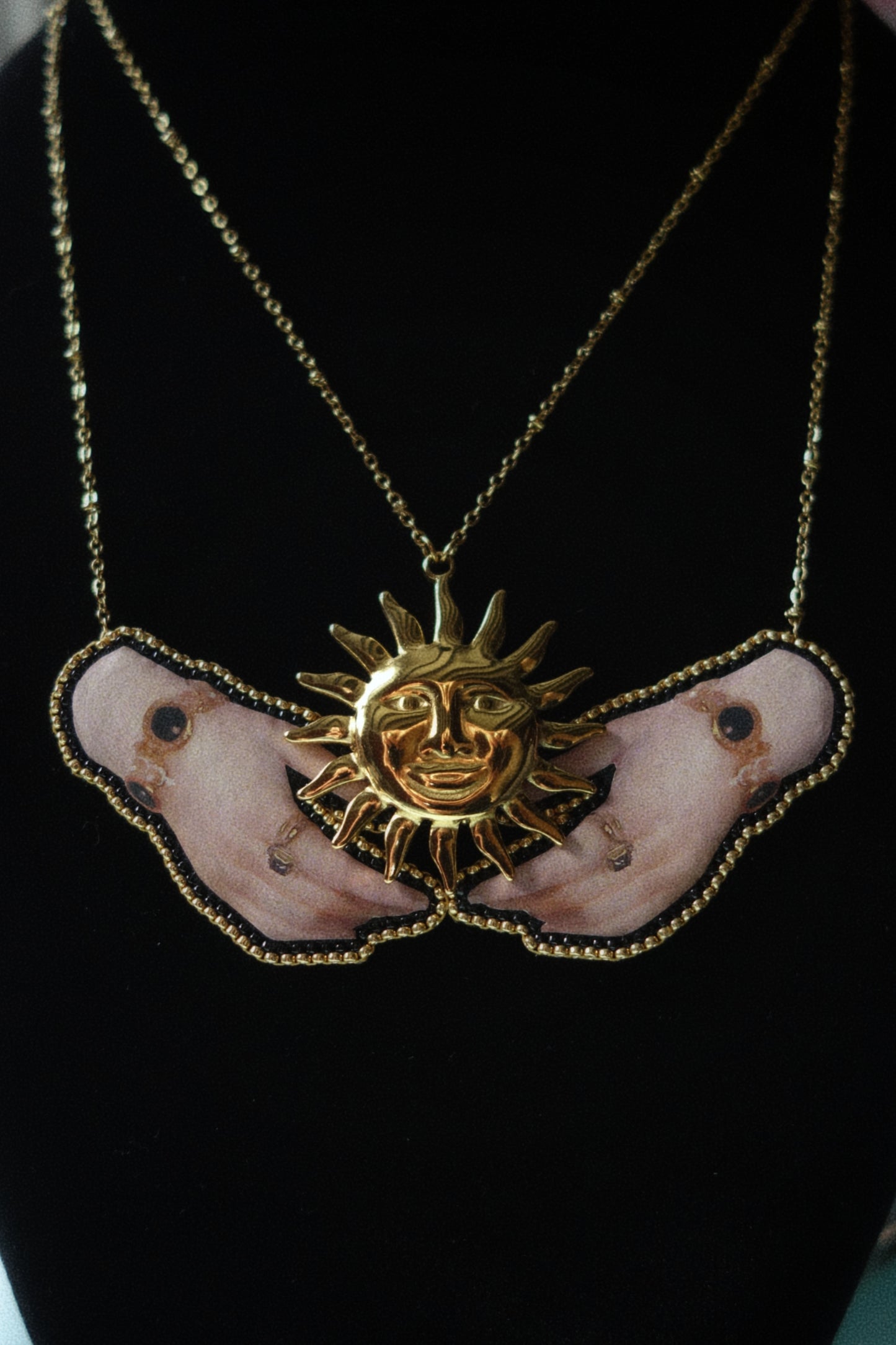 Collier soleil et mains