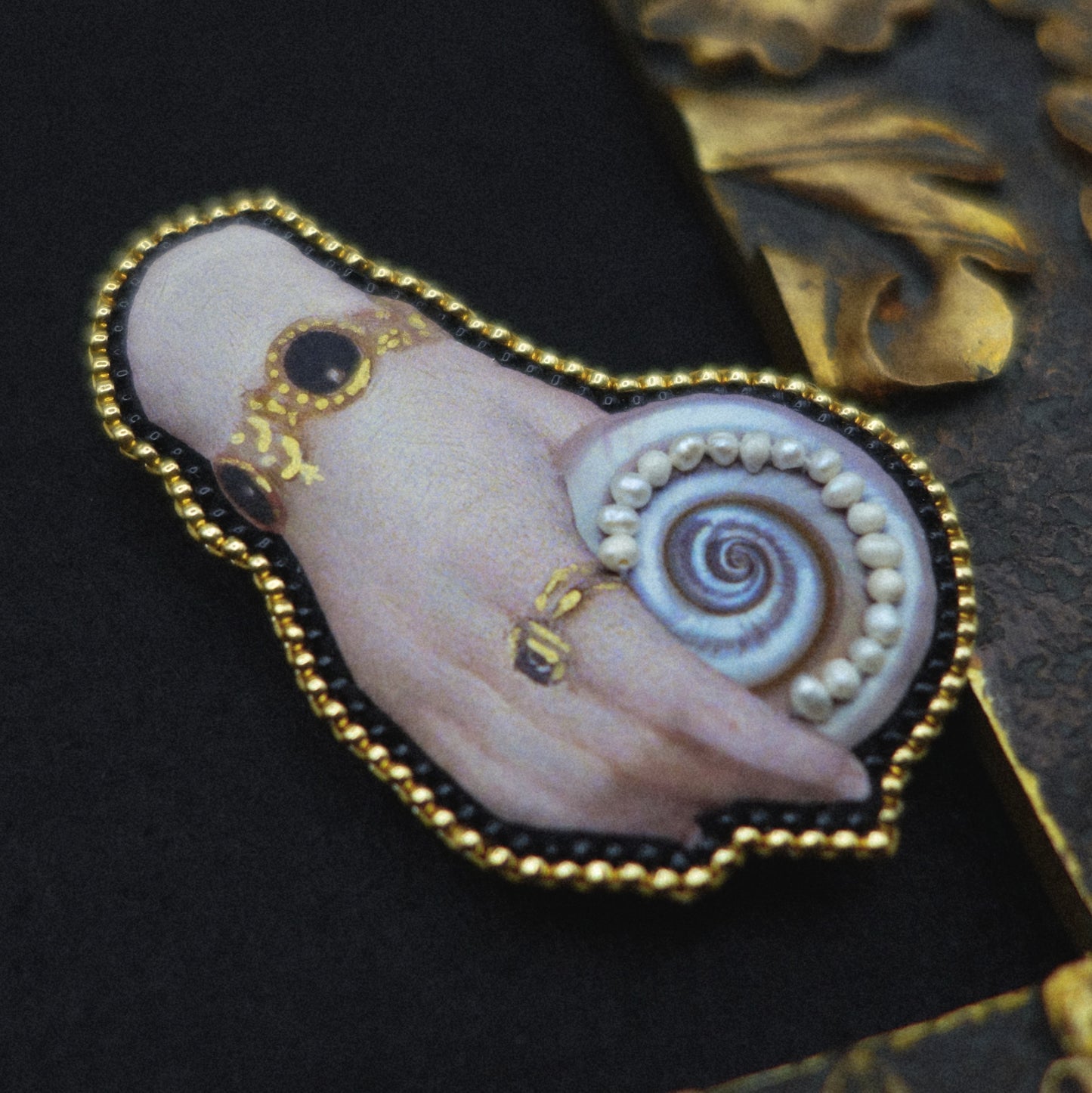 Broche main et coquillage