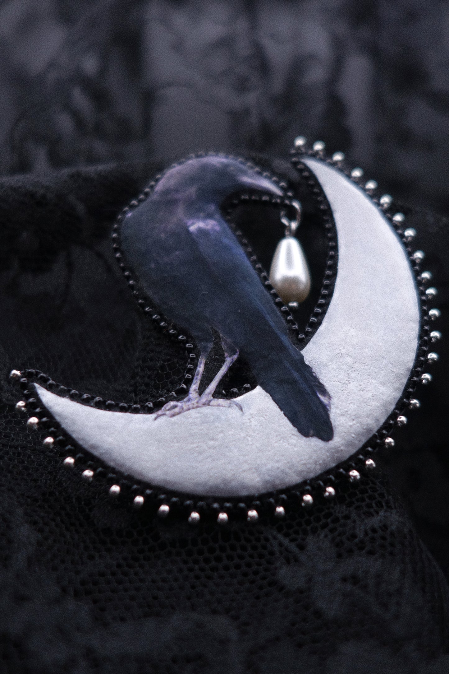 Broche corbeau sur la lune