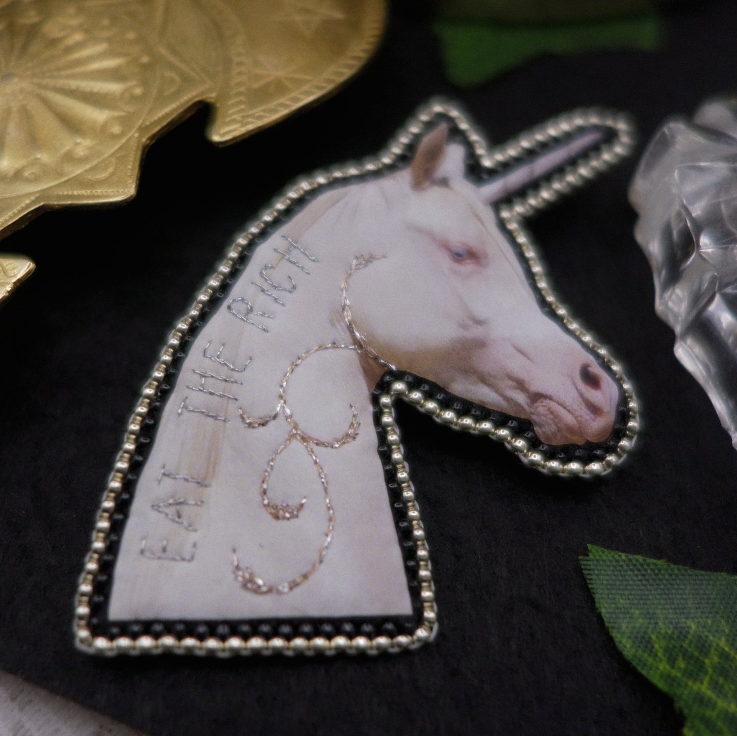 Broche licorne "eat the rich"