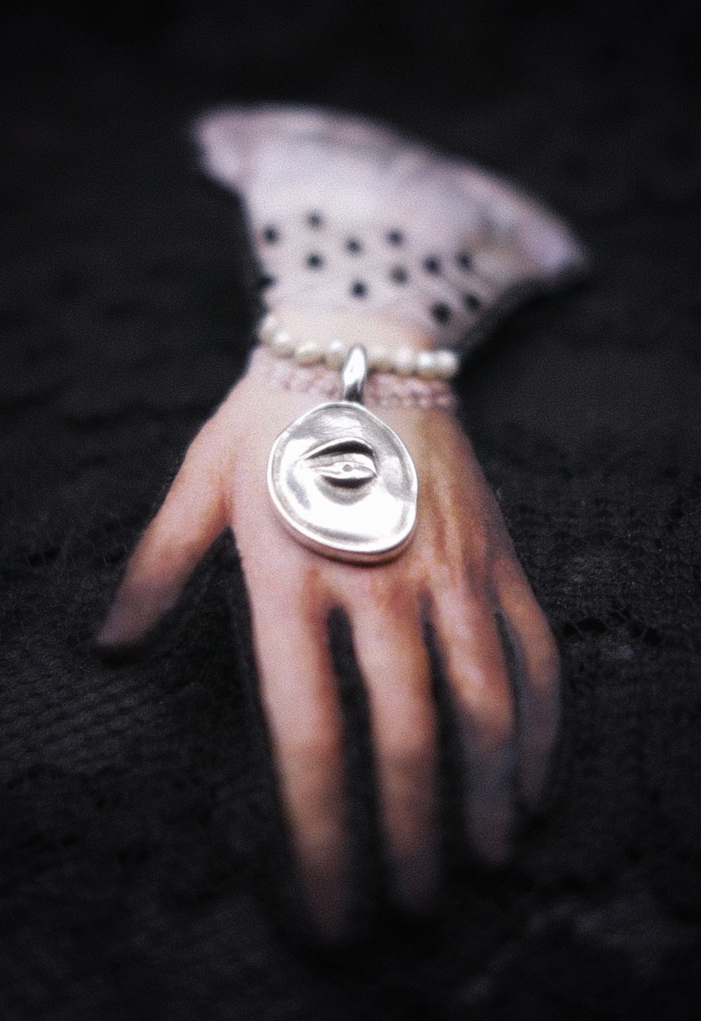 Broche main