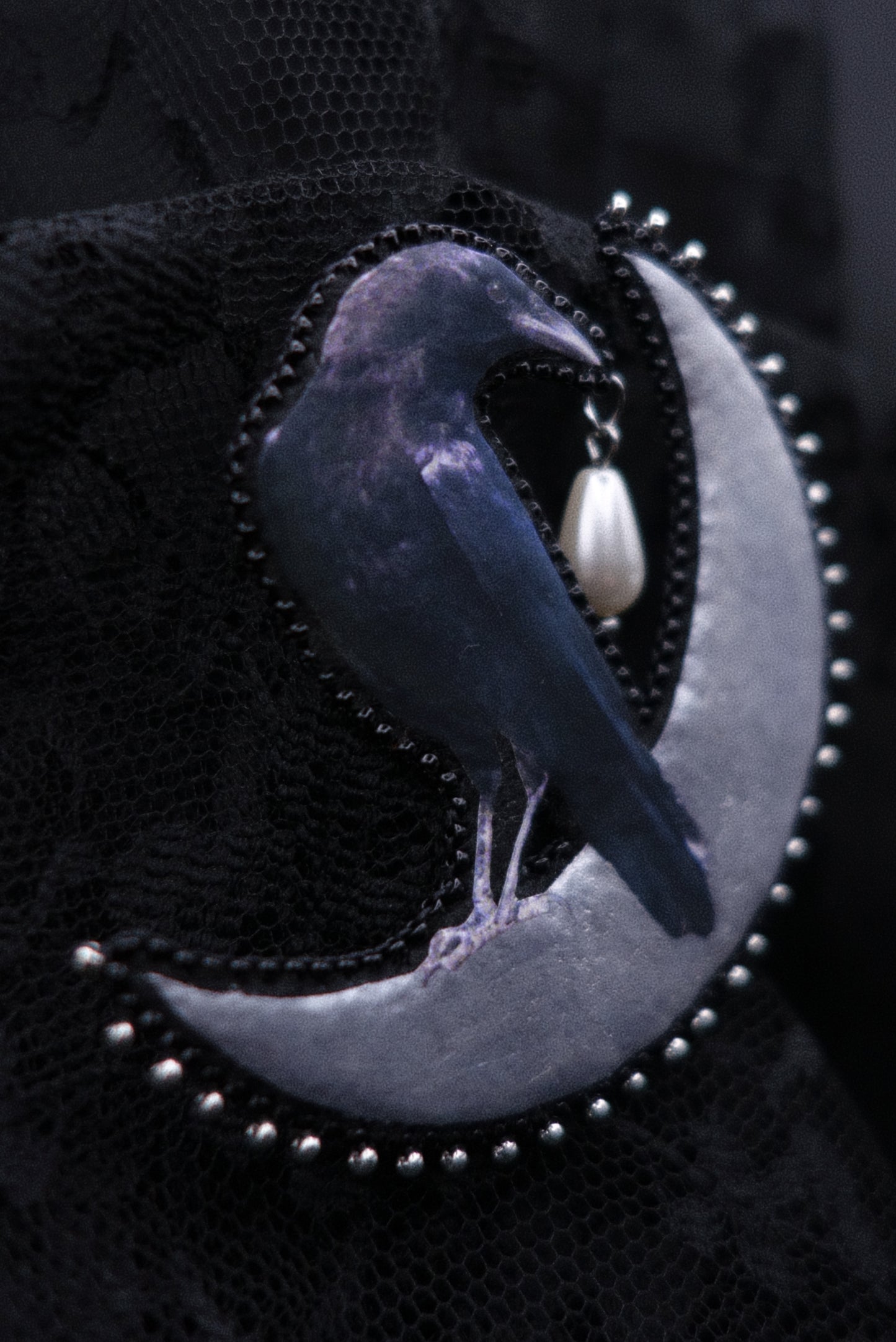 Broche corbeau sur la lune