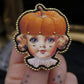 Broche tête de poupée citrouille