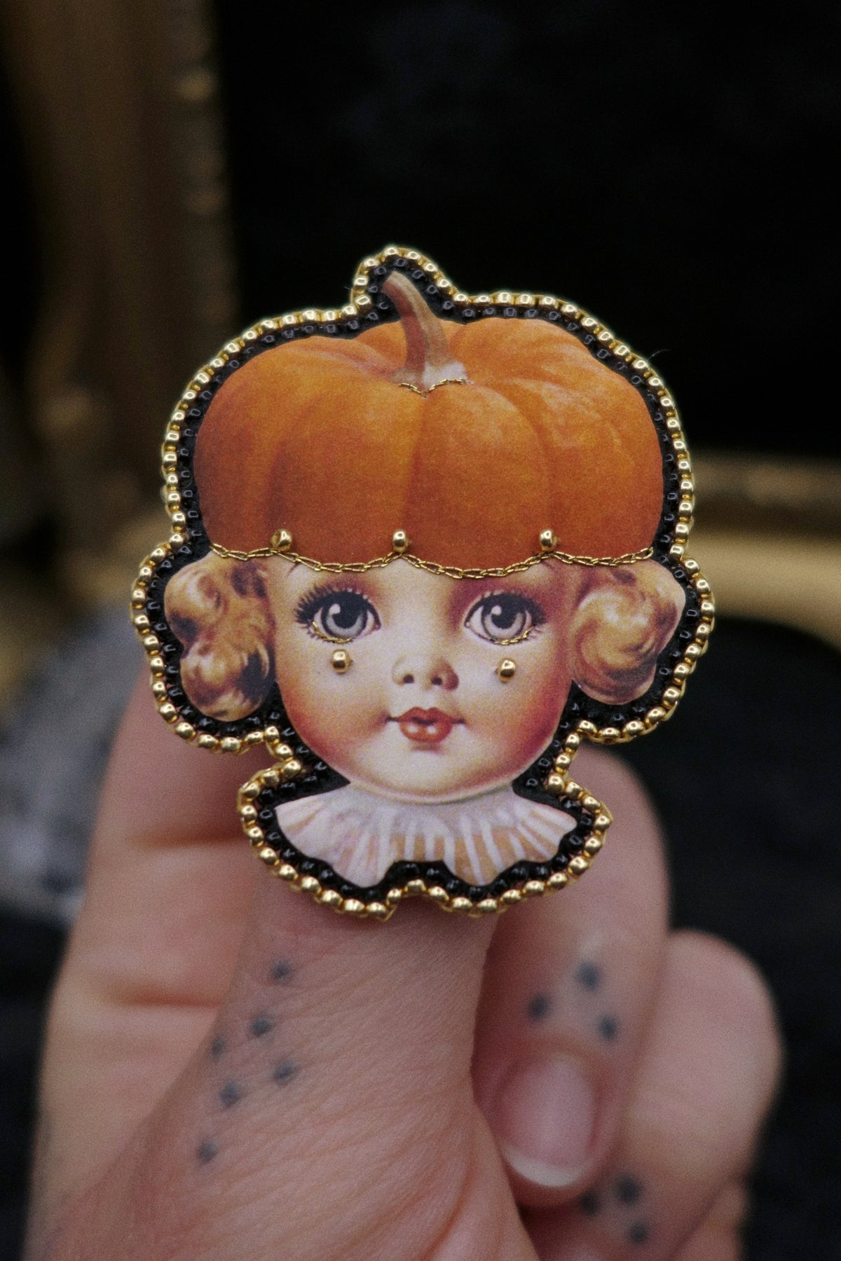 Broche tête de poupée citrouille