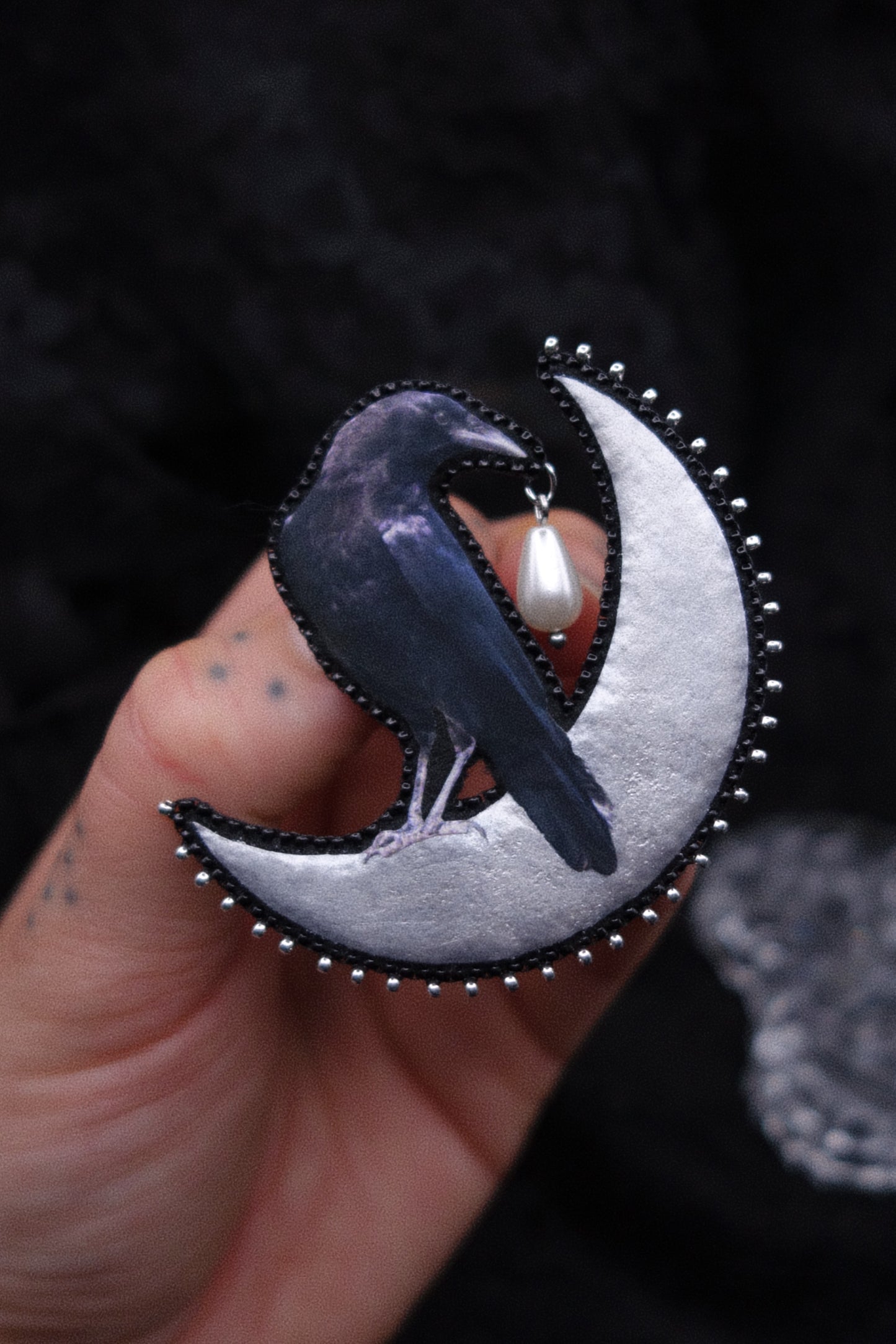 Broche corbeau sur la lune
