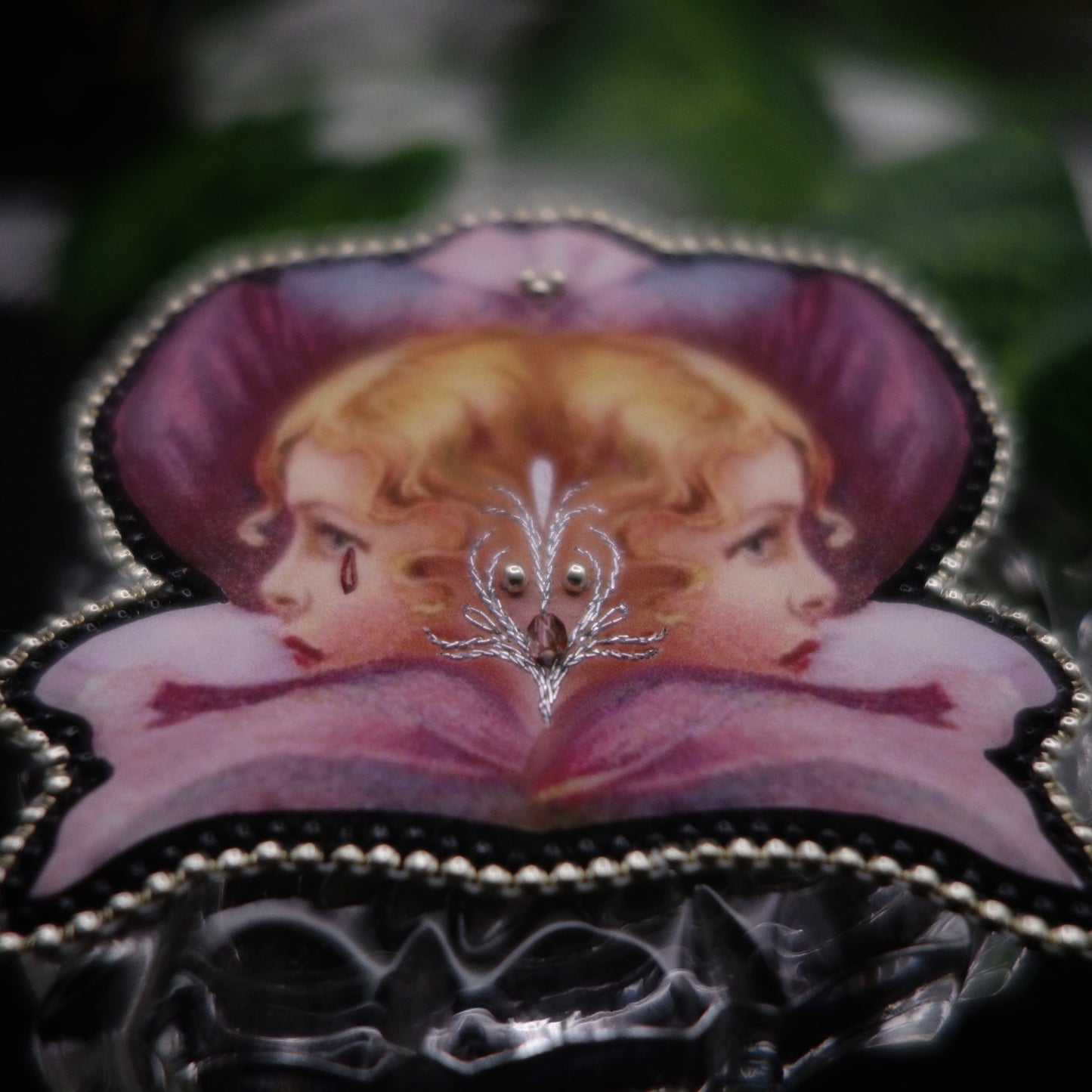 Broche double tête fleurie