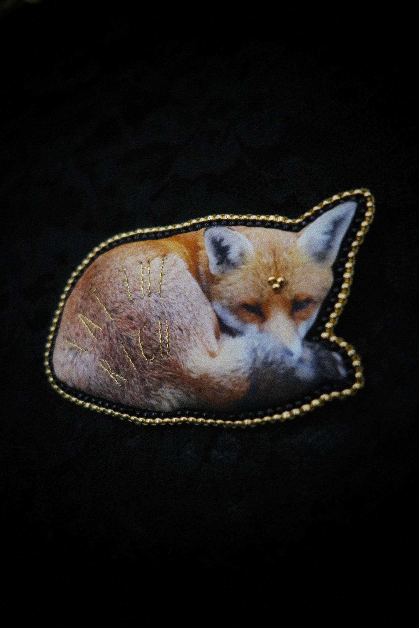 Broche renard "eat the rich"