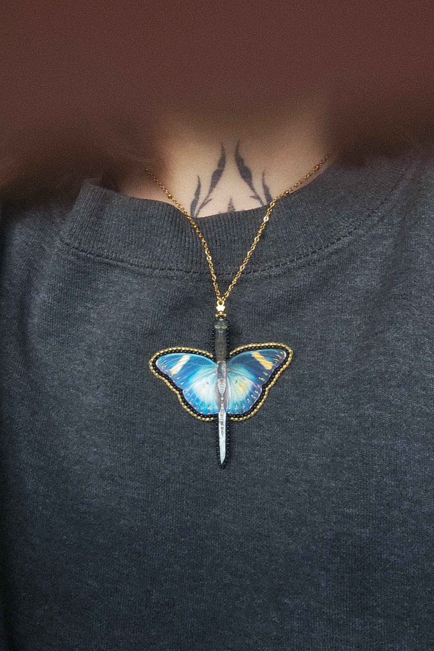 Collier papillon épée