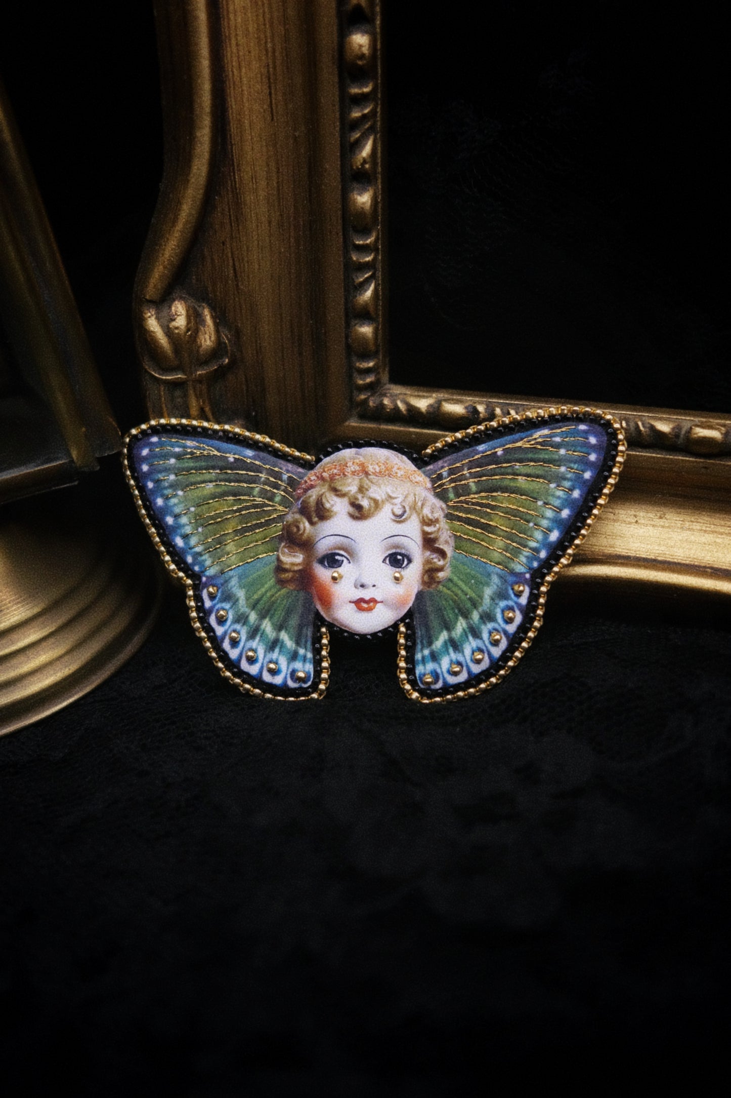 Broche poupée papillon