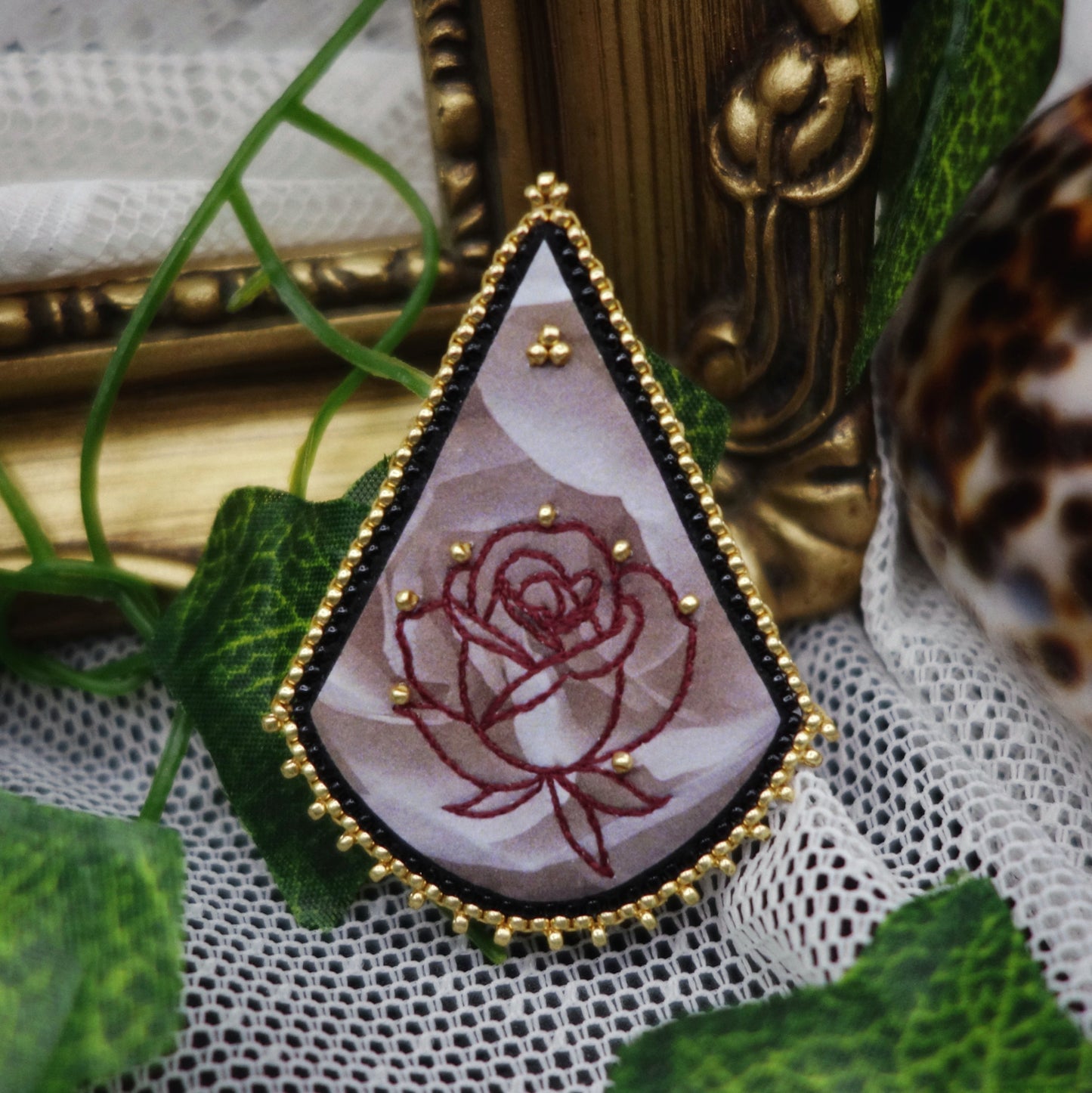 Broche rose -- vide atelier