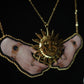 Collier soleil et mains
