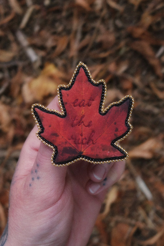Broche feuille "eat the rich"