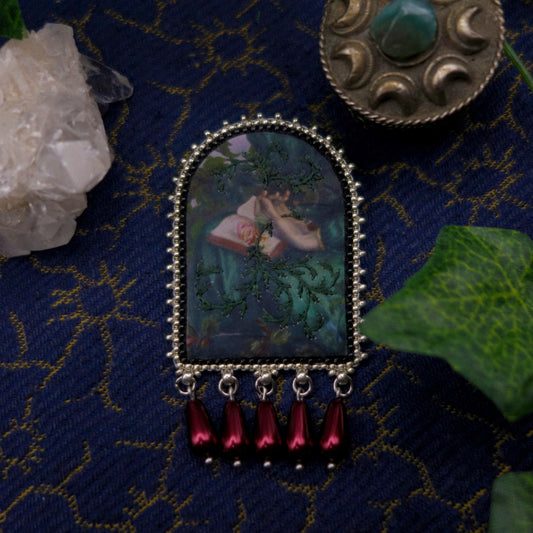 Broche main et feuilles