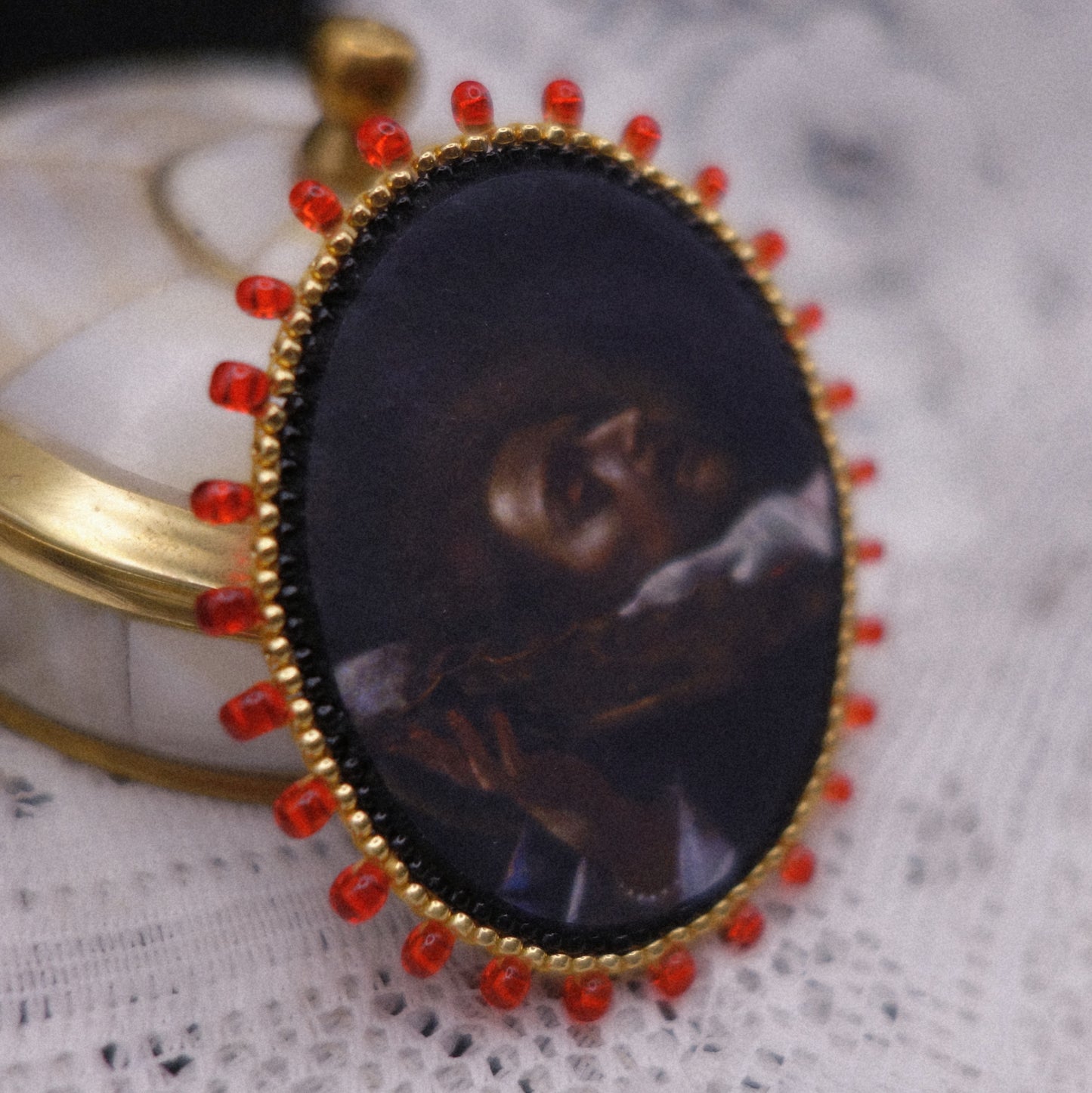 Broche tête coupée -- vide atelier