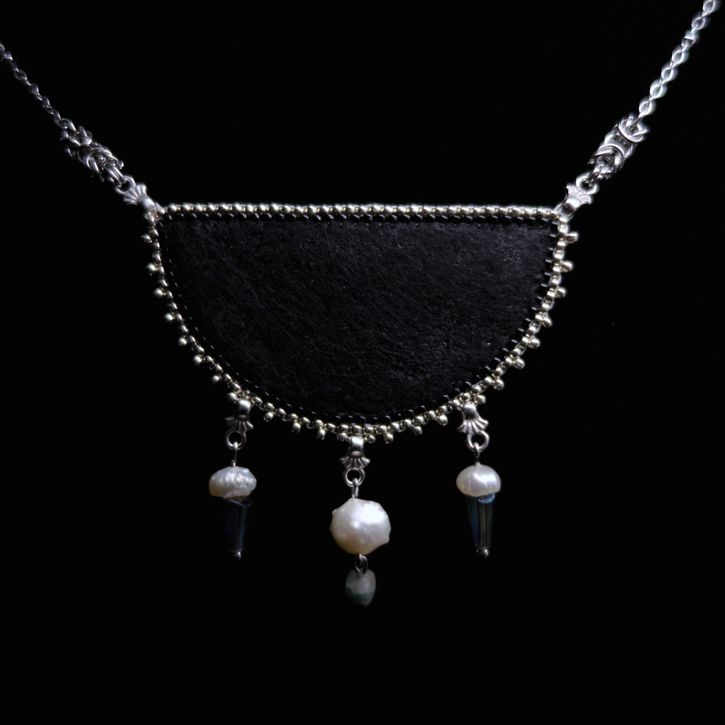 Collier main et fleurs en demi-lune