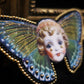 Broche poupée papillon