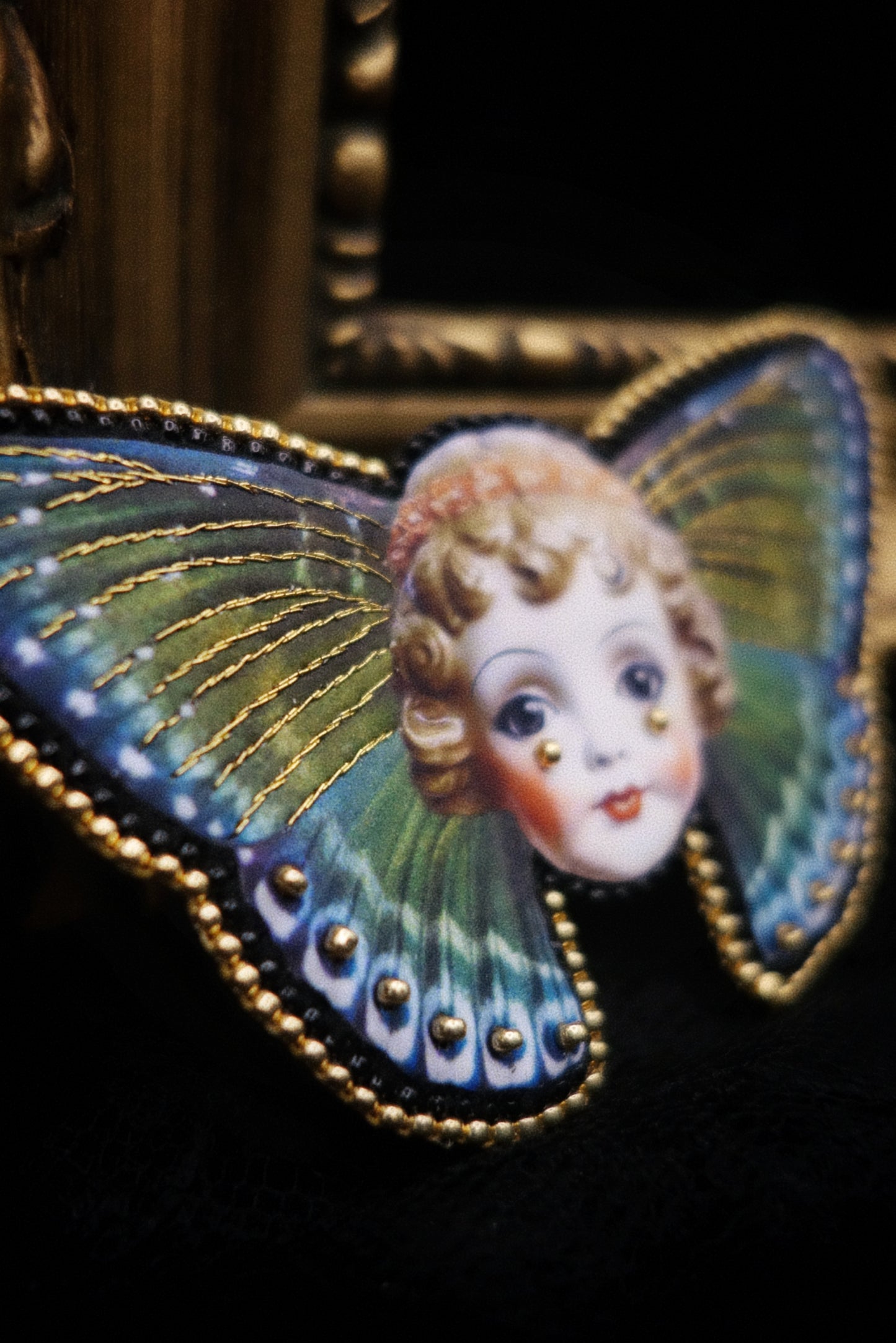 Broche poupée papillon