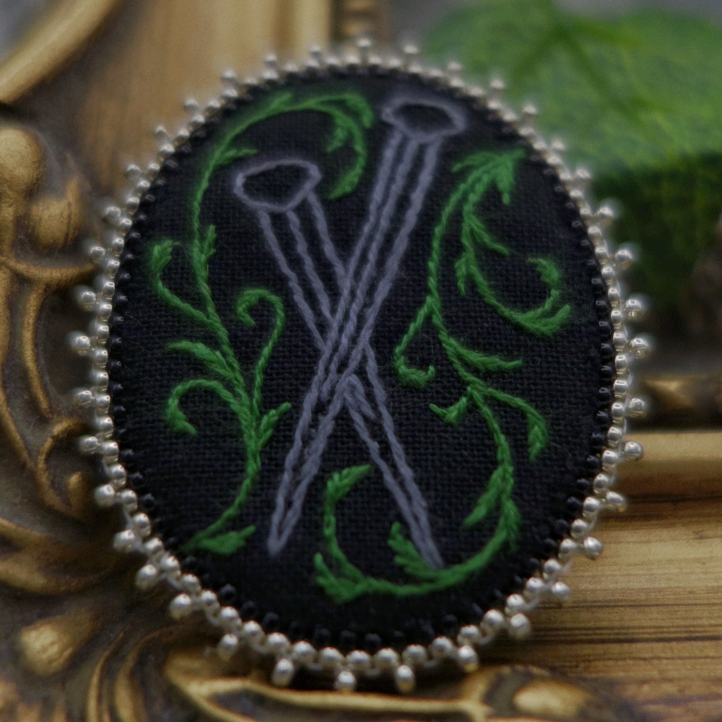 Broche clous et feuilles